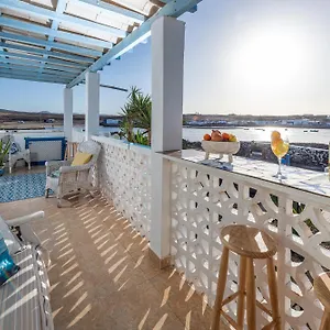 Beachfront Two Bedrooms House Casa Toral Сasa de vacaciones